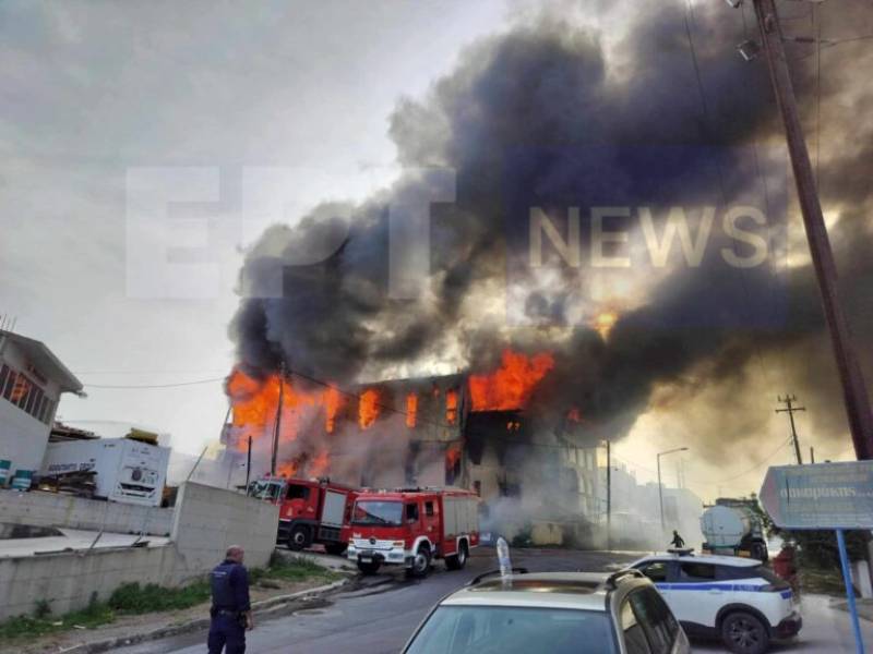 Ηράκλειο: Στις φλόγες εργοστάσιο ξυλείας (βίντεο)