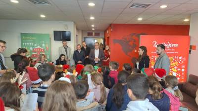 Παιδιά των ΚΔΑΠ είπαν τα κάλαντα στον δήμαρχο Καλαμάτας