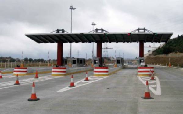 Φωτιά σε λεωφορείο της Σχολής Ευελπίδων στα διόδια Σπαθοβουνίου