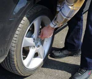 Για εκδίκηση έβγαλε τα μπουλόνια σε αυτοκίνητο στην Καλαμάτα