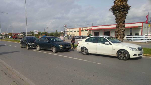 Καραμπόλα τριών αυτοκινήτων στη Νέα Είσοδο Καλαμάτας