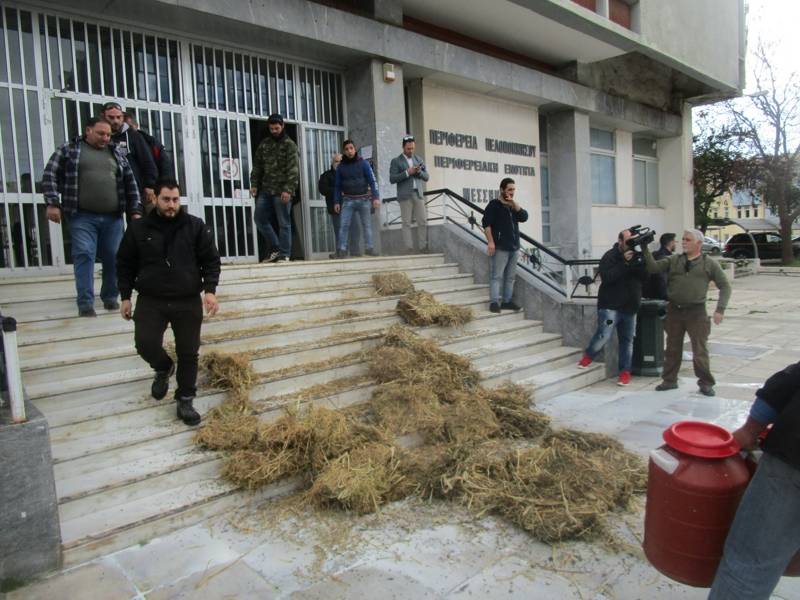 Κινητοποιήσεις αγροτών στην Καλαμάτα: Εχυσαν το γάλα στα σκαλιά του διοικητηρίου (βίντεο)