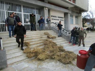 Κινητοποιήσεις αγροτών στην Καλαμάτα: Εχυσαν το γάλα στα σκαλιά του διοικητηρίου (βίντεο)