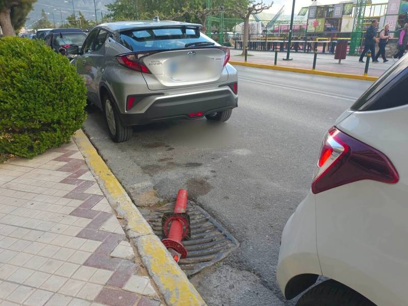 Ξεκολλημένα κολονάκια σε διάφορα σημεία της Καλαμάτας