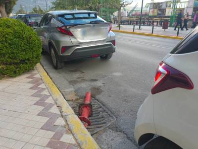 Ξεκολλημένα κολονάκια σε διάφορα σημεία της Καλαμάτας