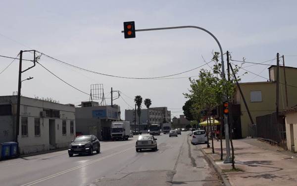 Μπήκαν προειδοποιητικά φανάρια στον ΟΑΕΔ στο Ασπρόχωμα