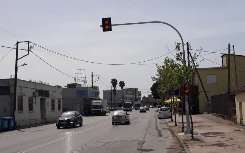 Μπήκαν προειδοποιητικά φανάρια στον ΟΑΕΔ στο Ασπρόχωμα