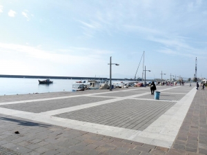 &quot;Πόλεμος&quot; στο λιμάνι για τη χερσαία ζώνη με... έπαθλο τα τραπεζοκαθίσματα