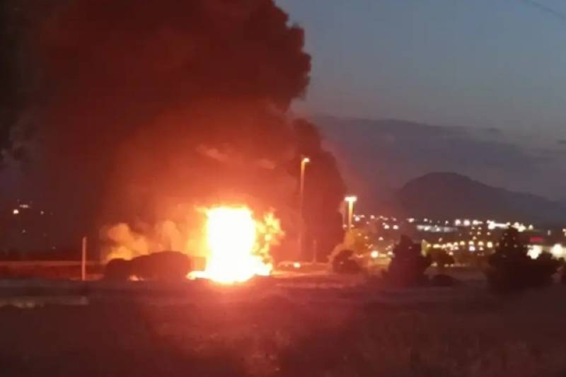 Φωτιά από ανατροπή βυτιοφόρου στην γέφυρα του Ισθμού – Κλειστή η Εθνική και στα δύο ρεύματα