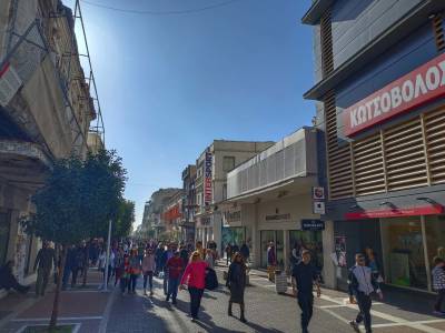 Σε ρυθμούς Black Friday η αγορά της Καλαμάτας - Η σιγουριά των φυσικών αγορών εν μέσω προσφορών