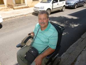 &quot;Τα αυτοκίνητα κλείνουν τις διαβάσεις αναπήρων&quot; σημειώνει ο Πέτρος Ξαρχάκος που μετακινείται με αμαξίδιο
