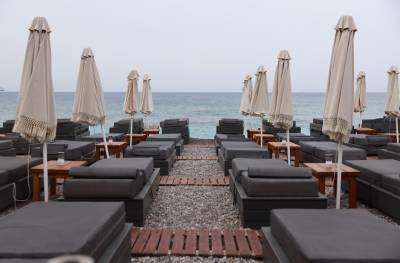 Σφράγιση καταστήματος για "κατάληψη αιγιαλού" στην Παραλία της Καλαμάτας