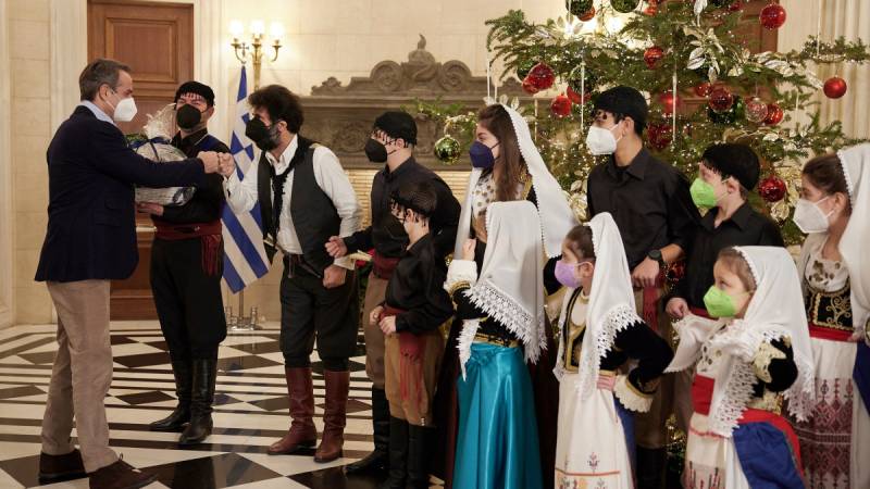 Κάλαντα στον πρωθυπουργό με ευχές για απαλλαγή από την πανδημία