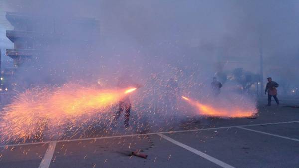 Εντυπωσιακό θέαμα στον σαϊτοπόλεμο στην Καλαμάτα (βίντεο-φωτογραφίες)
