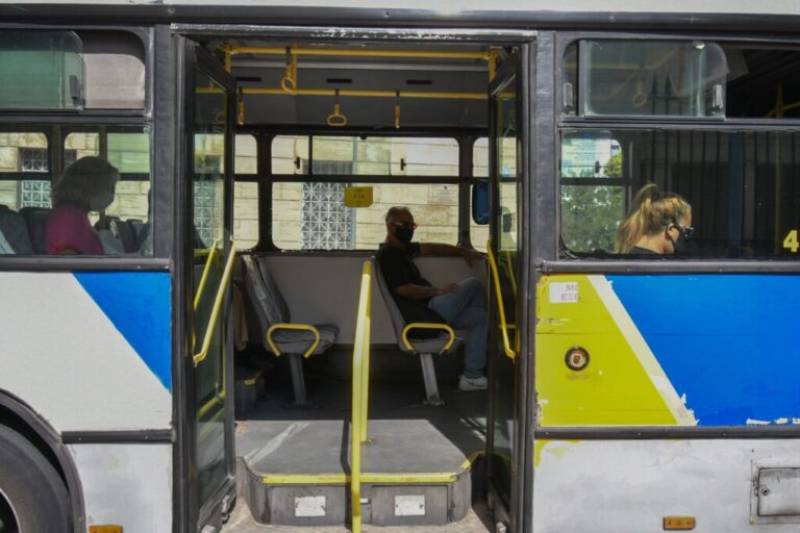 Σπάτα: Συνελήφθη ο δράστης που απείλησε με μαχαίρι επιβάτες και οδηγό λεωφορείου (βίντεο)