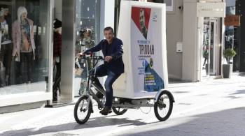 Ο Θεοδωράκης πήρε το τρίκυκλο και ανέλαβε μόνος του τη διαφήμιση της ομιλίας του! (βίντεο)