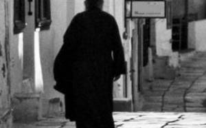 Παπάς έφυγε για Αμερική και καλείται σε απολογία