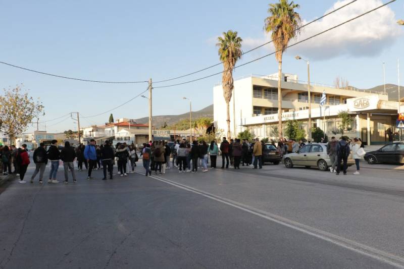 «Λαϊκή Συσπείρωση» για φανάρι στον ΟΑΕΔ