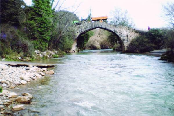 Κινδυνεύει με κατάρρευση μεσαιωνικό γεφύρι στο Στρέφι