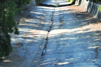 Ανοιξε στη μέση η κοίτη του Νέδοντα