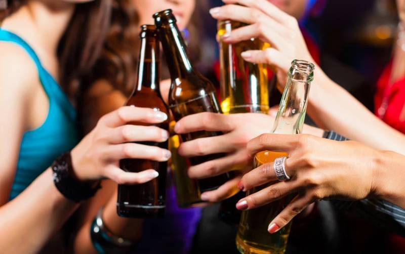 Συνελήφθη υπεύθυνος καταστήματος για πώληση αλκοόλ σε τρεις ανήλικους