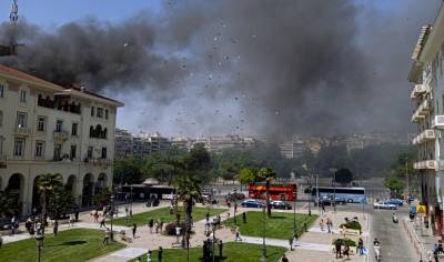 Θεσσαλονίκη: Δύο διασωληνωμένοι από τη φωτιά, 9 στο νοσοκομείο, 44 απεγκλωβισμοί (βίντεο)