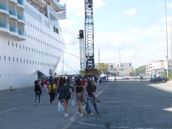 Οι τουρίστες από το &quot;Costa Neoromantica&quot; &quot;φάνηκαν&quot; στην Καλαμάτα (φωτογραφίες)