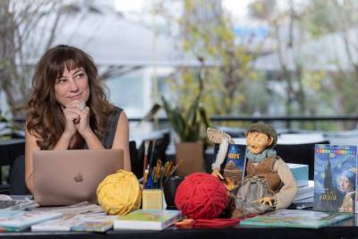 H συγγραφέας και εικονογράφος Λιάνα Δενεζάκη στην "Ε": «Η ελληνική γλώσσα είναι πανίσχυρη και ικανή να αλλάξει τον κόσμο»