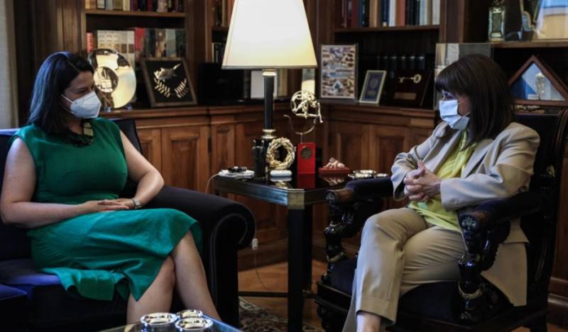 Το νομοσχέδιο για την αναβάθμιση των σχολείων στο επίκεντρο της συνάντησης Σακελλαροπούλου - Κεραμέως