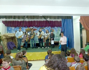 Κάλαντα από την «Μπάντα κουράγιο» σε σχολεία