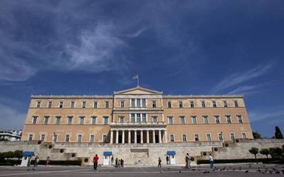 Επίθεση με μπογιές και καπνογόνα στη Βουλή (Βίντεο)