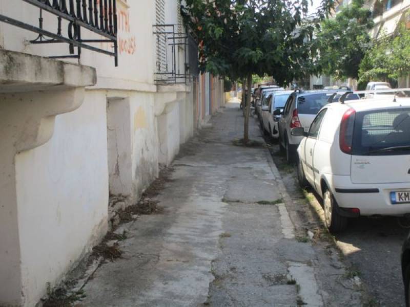 Καθάρισε το πεζοδρόμιο