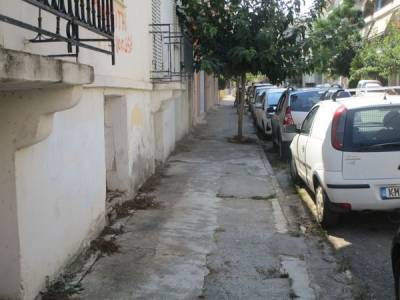 Καθάρισε το πεζοδρόμιο