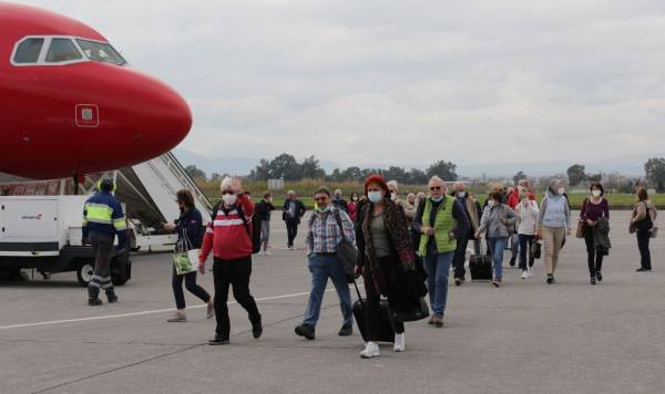 Ελβετοί και Γερμανοί οι πρώτοι τουρίστες για φέτος στο αεροδρόμιο Καλαμάτας (βίντεο)