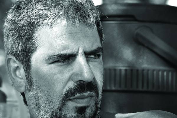 Ο Γιάννης Κωσταβάρας μιλά για το φωτογραφικό λεύκωμα &quot;After Hours&quot;: Η νύχτα και το βλέμμα των ανθρώπων της