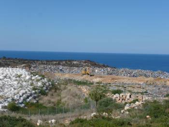 Τραγική παραμένει η κατάσταση στο σκουπιδότοπο του Αγ. Νικολάου (φωτογραφίες)