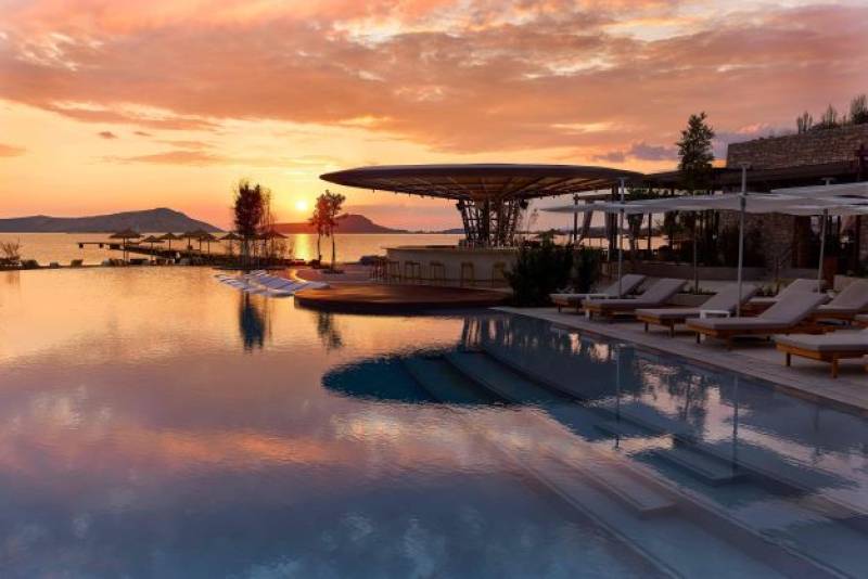 Κρυμμένοι πίσω από την… Costa Navarino