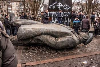 Αντικομμουνιστική υστερία στην Ουκρανία: Στη φυλακή αν ακούς τον ύμνο της ΕΣΣΔ!