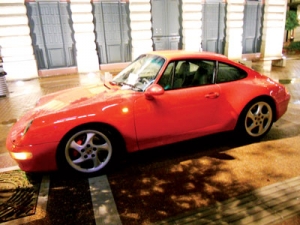 Παρκαρισμένη στον πεζόδρομο