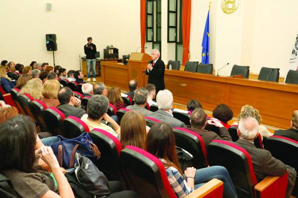 Μπένος από Καλαμάτα: &quot;Ουσιαστικά αδιοίκητο το νεοελληνικό κράτος&quot; (βίντεο)