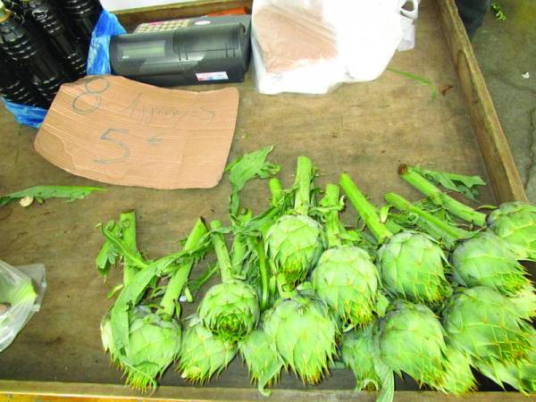 Οι πρώτες αγκινάρες στη λαϊκή της Καλαμάτας