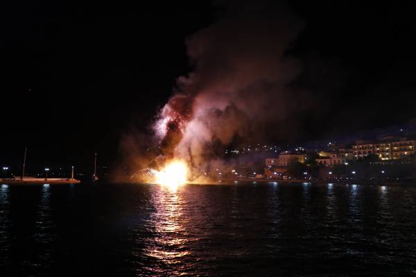 Εντυπωσιακά πλάνα από την αναπαράσταση της Ναυμαχίας του Ναβαρίνου (βίντεο)