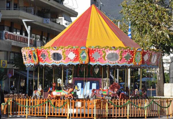 Καρουζέλ στην κεντρική πλατεία της Καλαμάτας