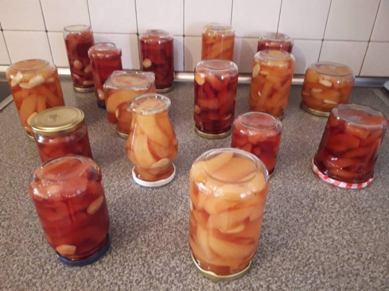 Γλυκό του κουταλιού κυδώνι... Δένει καταπληκτικά - το κόκκινο με το κίτρινο! (φωτογραφίες)