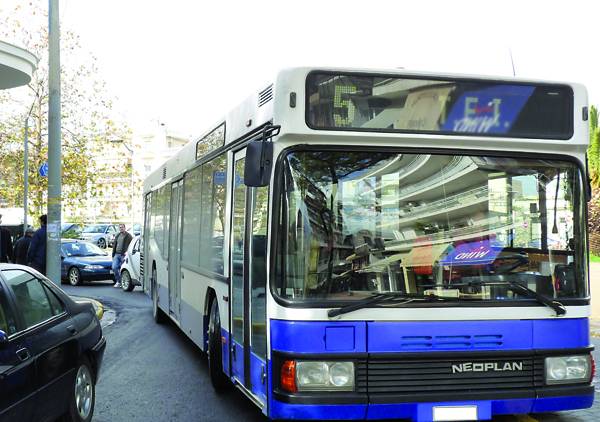 Αστικό λεωφορείο στη Νέα Είσοδο