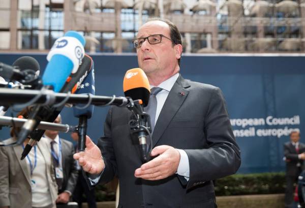 Ολάντ: Η Ελλάδα θα παραμείνει στο ευρώ είτε οι Έλληνες ψηφίσουν "ναι" είτε "όχι"