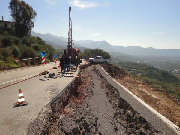 Πασσαλομπήξεις στην κατολίσθηση στην Τσακώνα