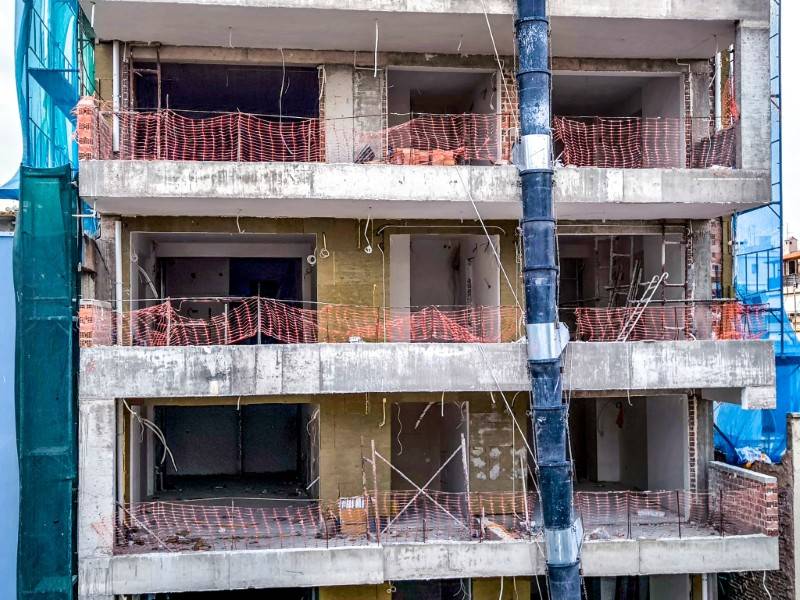 Λιγότερα τετραγωνικά μεγαλύτερα έργα σε όγκο: Σταθεροποιητικές τάσεις στην οικοδομική δραστηριότητα