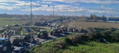 Αγροτικές κινητοποιήσεις: Ένταση και χημικά σε Πλατύκαμπο και Νίκαια, έκλεισε η εθνική οδός (βίντεο)