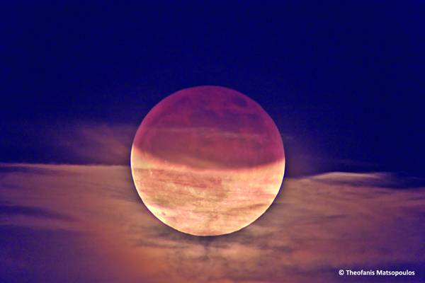 Ολική έκλειψη υπερπανσελήνου τα χαράματα της Δευτέρας